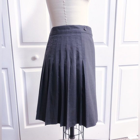 Pleated Schoolgirl Skirt by American Apparel in Light Charcoal size M - Picture 3 of 10
